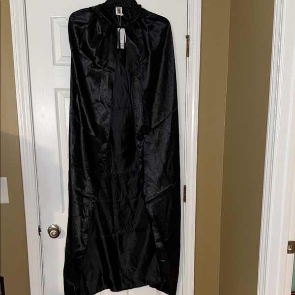 Elegant Black Cape with hood - Picture 1 of 5